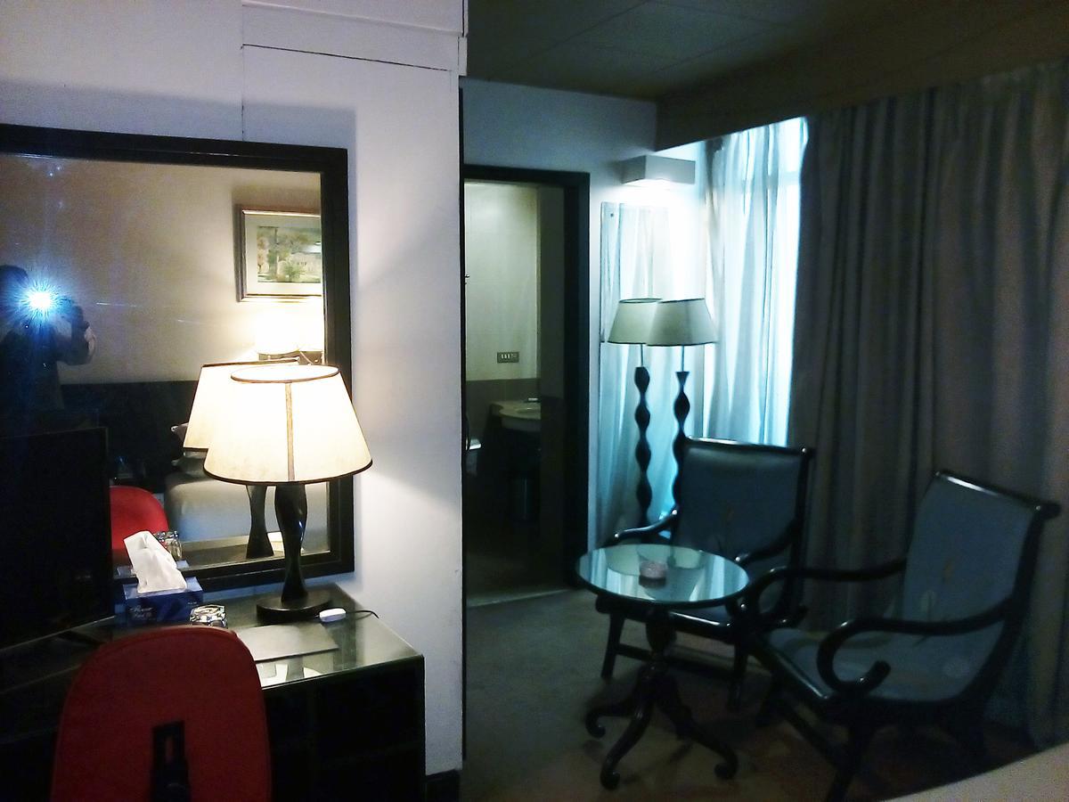 Hotel Leaders Inn Лахор Екстериор снимка