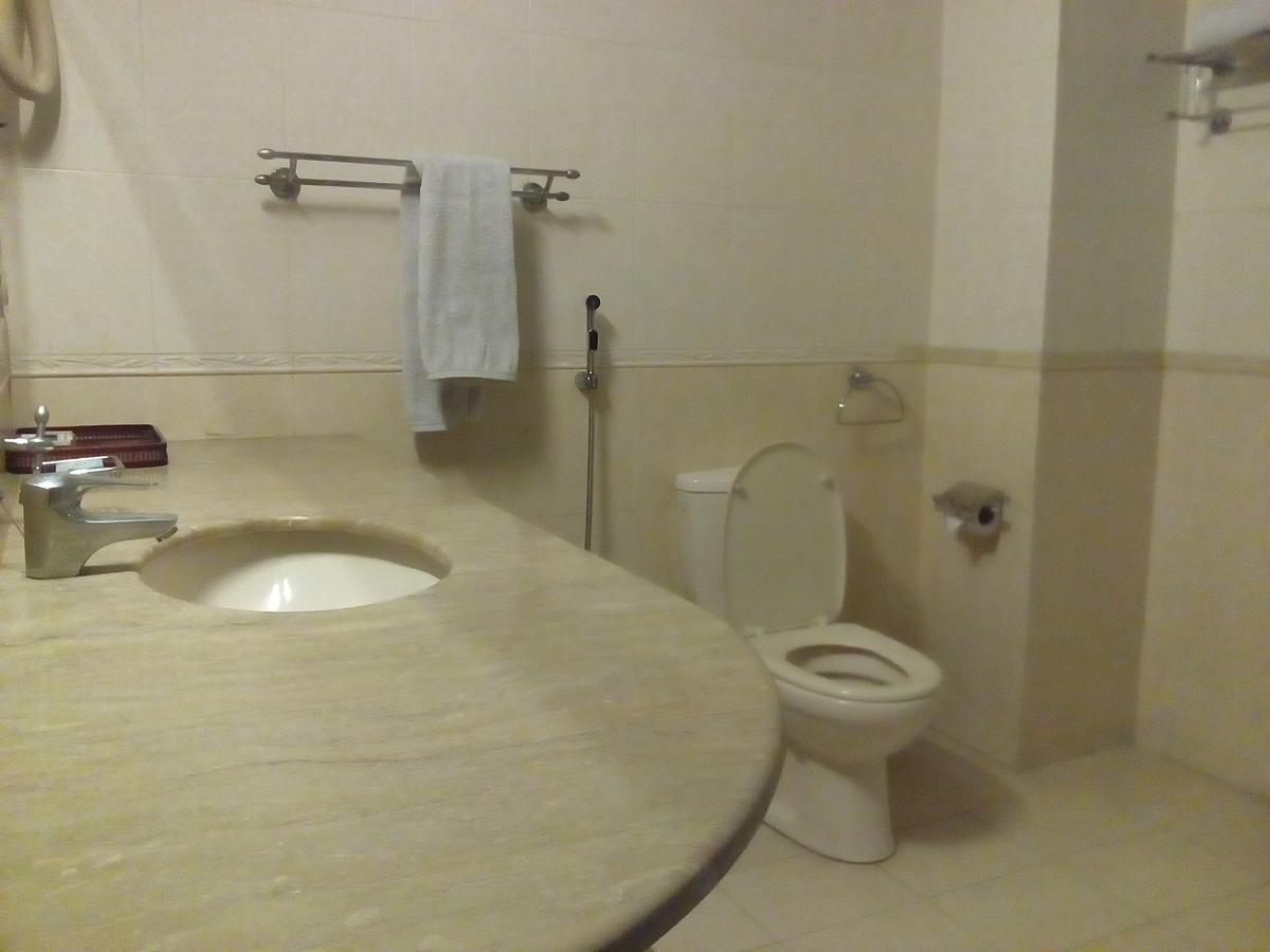 Hotel Leaders Inn Лахор Екстериор снимка