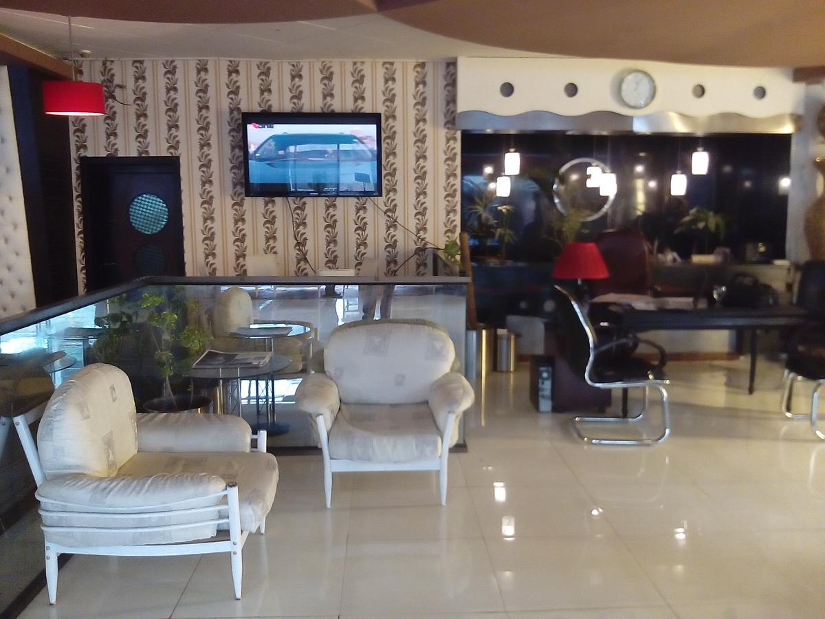 Hotel Leaders Inn Лахор Екстериор снимка