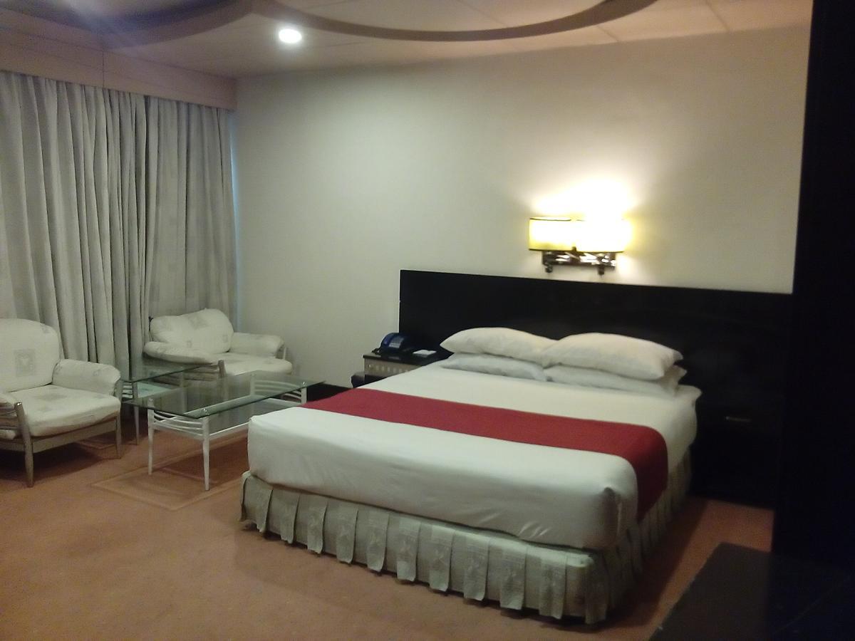 Hotel Leaders Inn Лахор Екстериор снимка