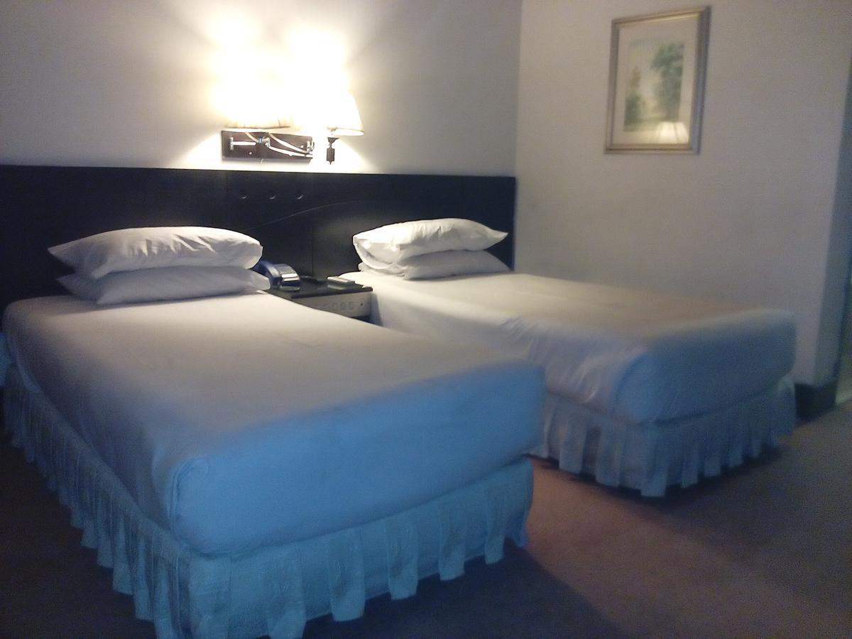 Hotel Leaders Inn Лахор Екстериор снимка