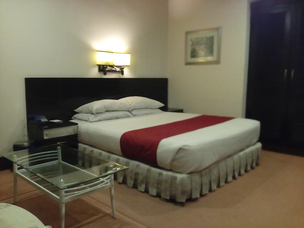 Hotel Leaders Inn Лахор Екстериор снимка