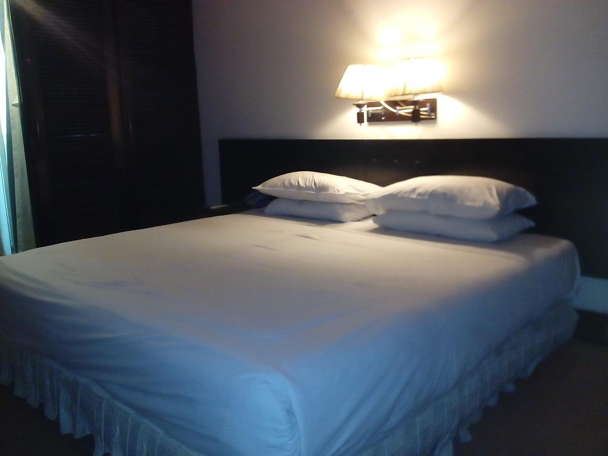 Hotel Leaders Inn Лахор Екстериор снимка