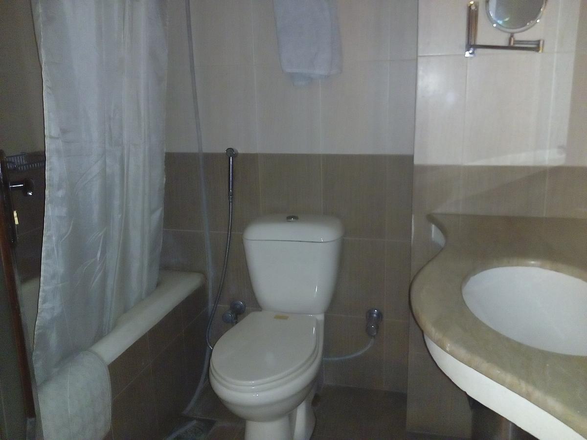 Hotel Leaders Inn Лахор Екстериор снимка